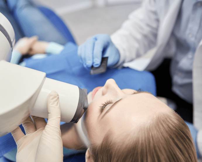 ragazza esegue radiografia dal dentista